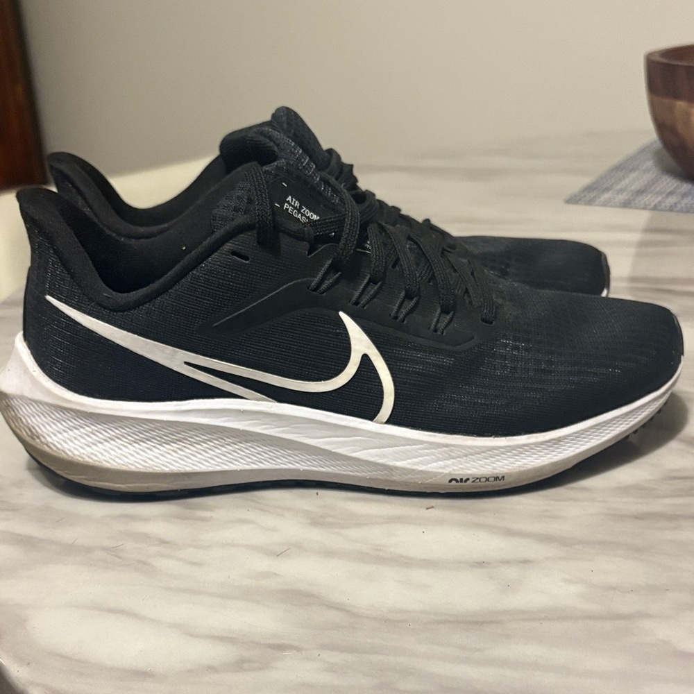Nike Men's Black and White Athletic Shoes